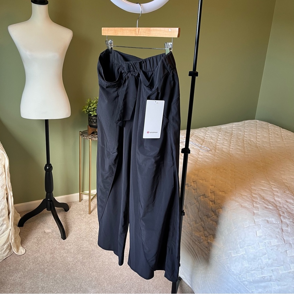 ๐ช MAKE OFFER NWT Lululemon Black Wrap-Front Wide Leg HR Crop Size 12 - Picture 3 of 15